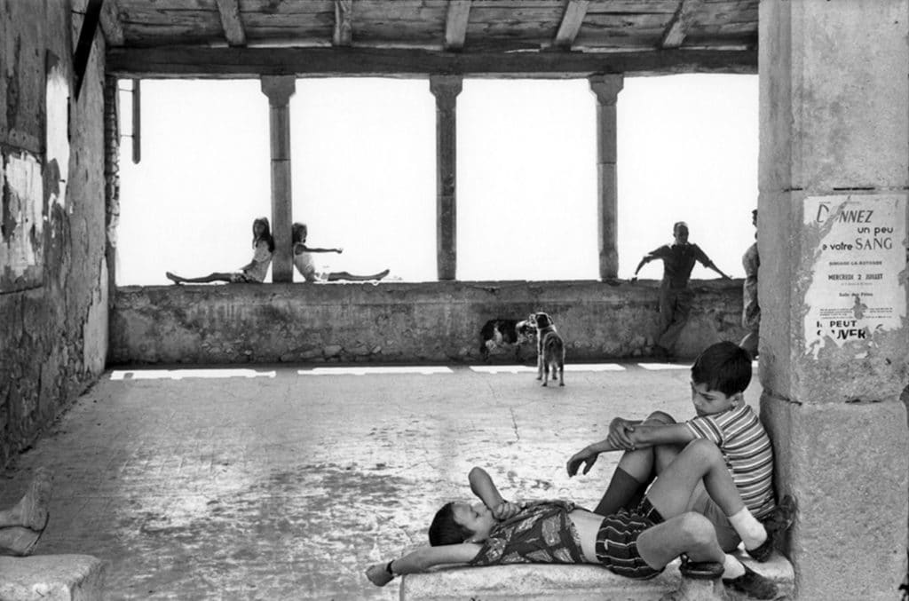 Simiane-la-Rotonde, 1969 © Fondation Henri Cartier-Bresson / Magnum Photo